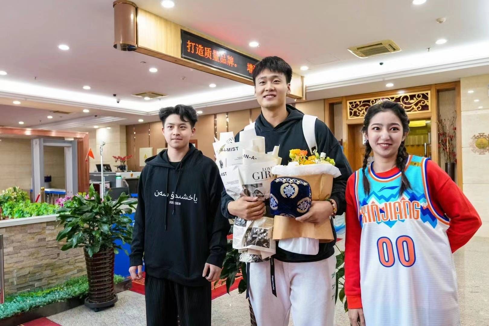 萧老太太撒泼耍混道：那我不管，你娶了我孙女，你就必须要赡养我。